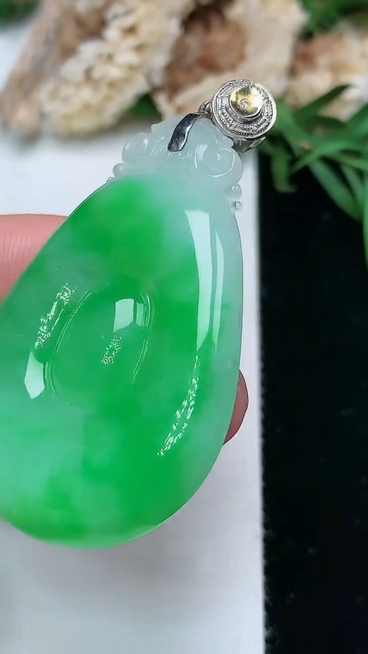 天然A货翡翠福贝吊坠，尺寸43.8-28.7-5.4，重量:12.13g
11月28日