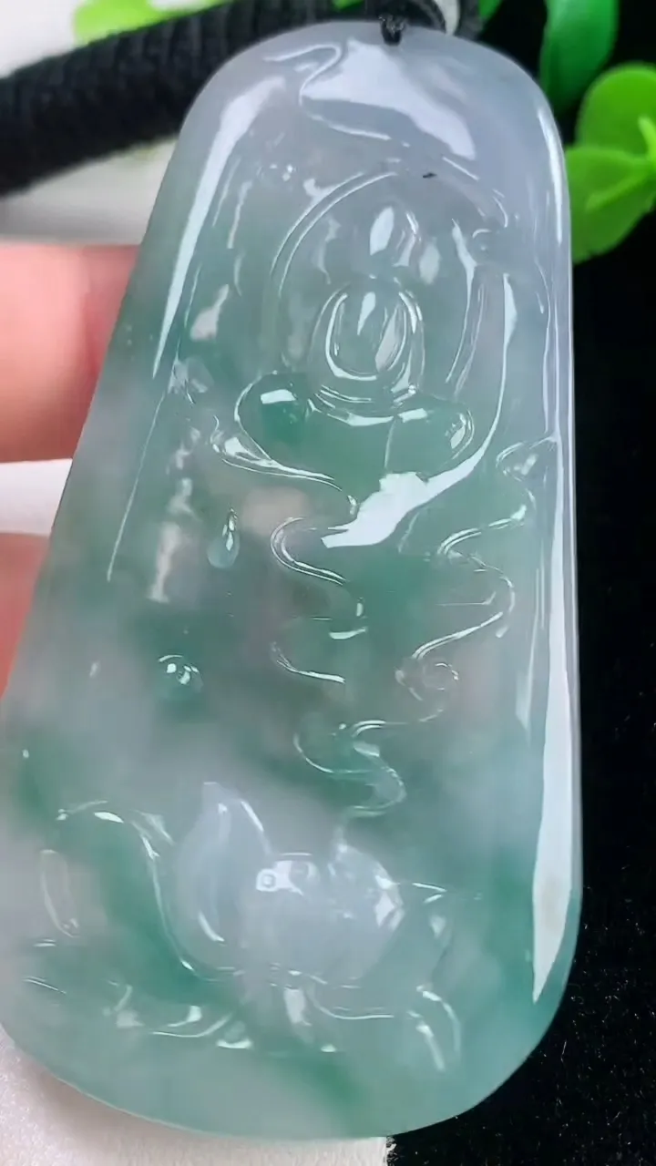 天然A货翡翠冰种紫罗兰飘花无相佛吊坠，尺寸78.5-39.8-4.6，重量:36.73g
11月28