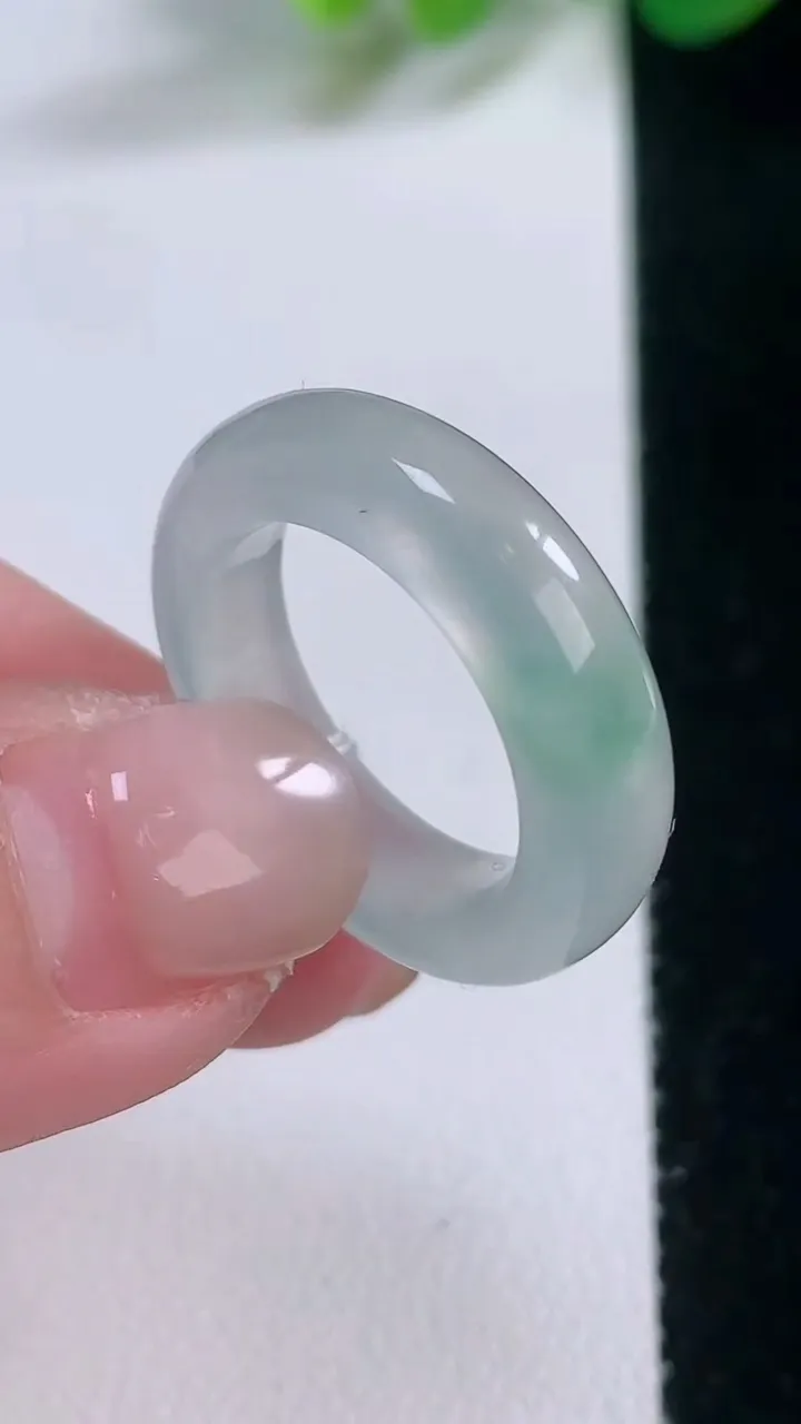 天然A货翡翠指环戒指，尺寸17-5.2-4，重量:4.64g2025年11月28日
工厂直销收藏佳品