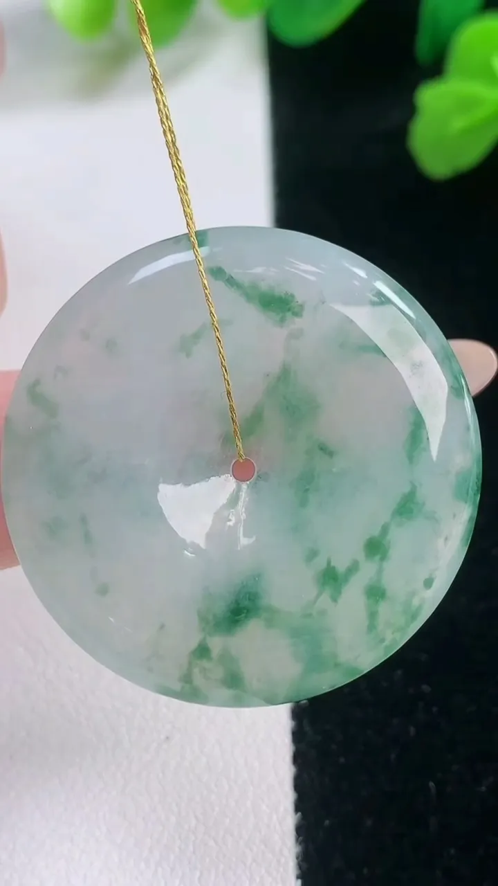 天然A货翡翠冰种飘花平安扣吊坠，尺寸33.7-5.7，重量:14.31g
11月28日