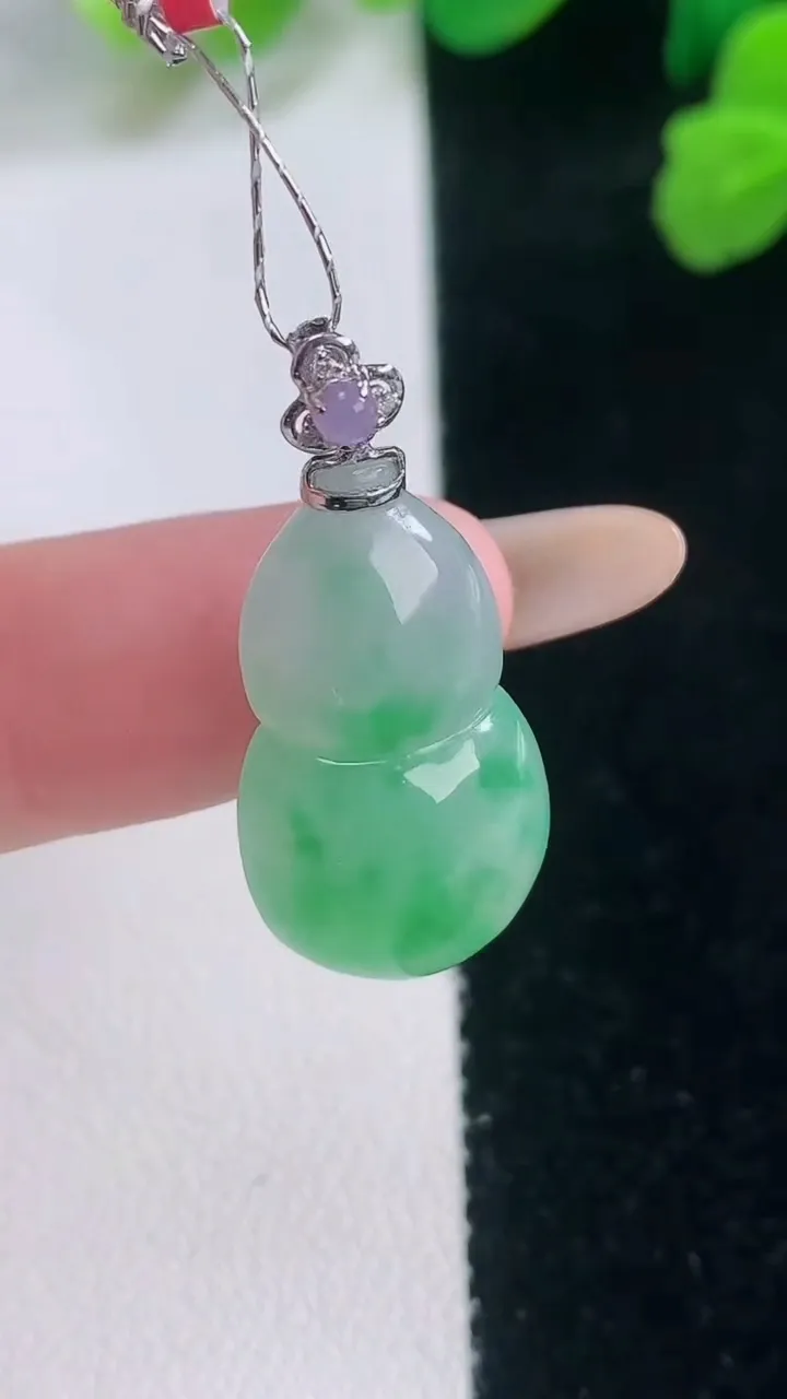 天然A货翡翠葫芦吊坠，尺寸22.8-13-6.5，重量:3.61g
11月28日
