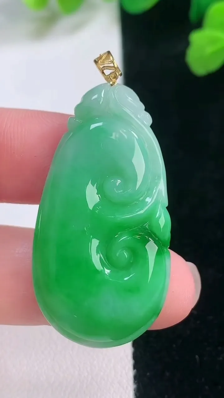 天然A货翡翠如意吊坠，尺寸38.8-20.3-5.4，重量:9.25g
11月28日