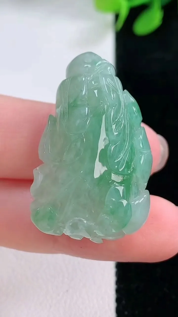 天然A货翡翠白菜吊坠，尺寸33.2-21.2-12，重量:13.94g
11月28日