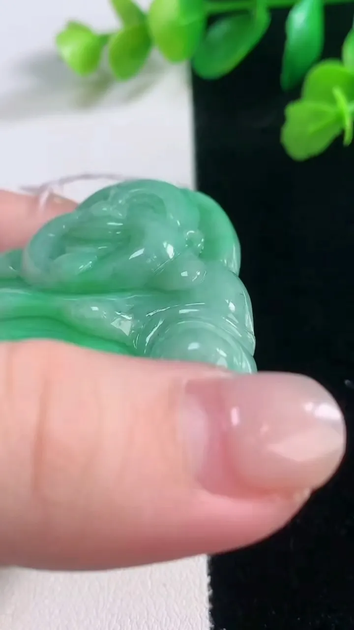 天然A货翡翠佛公吊坠，尺寸52.8-51-11.3，重量:53.15g
11月28日