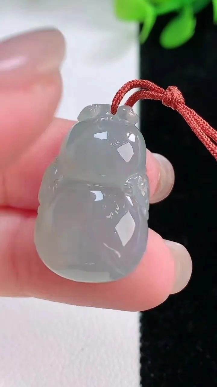 天然A货翡翠葫芦吊坠，尺寸26-16-7，重量:5.46g
11月28日