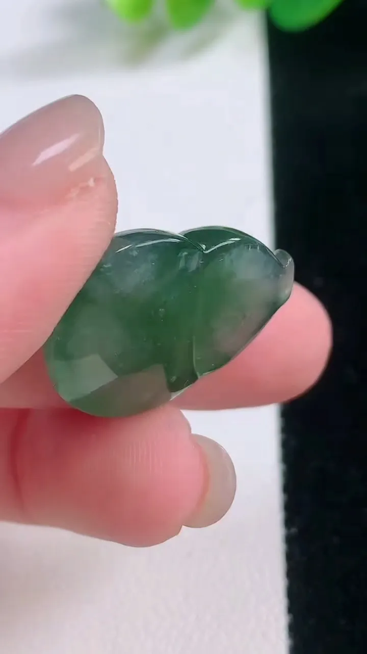 天然A货翡翠葫芦镶嵌件，尺寸23-19.8-9，重量:6.89g
11月28日
