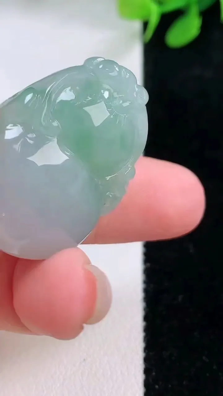 天然A货翡翠葫芦吊坠，尺寸31.8-21.8-12.3，重量:16.45g
11月28日