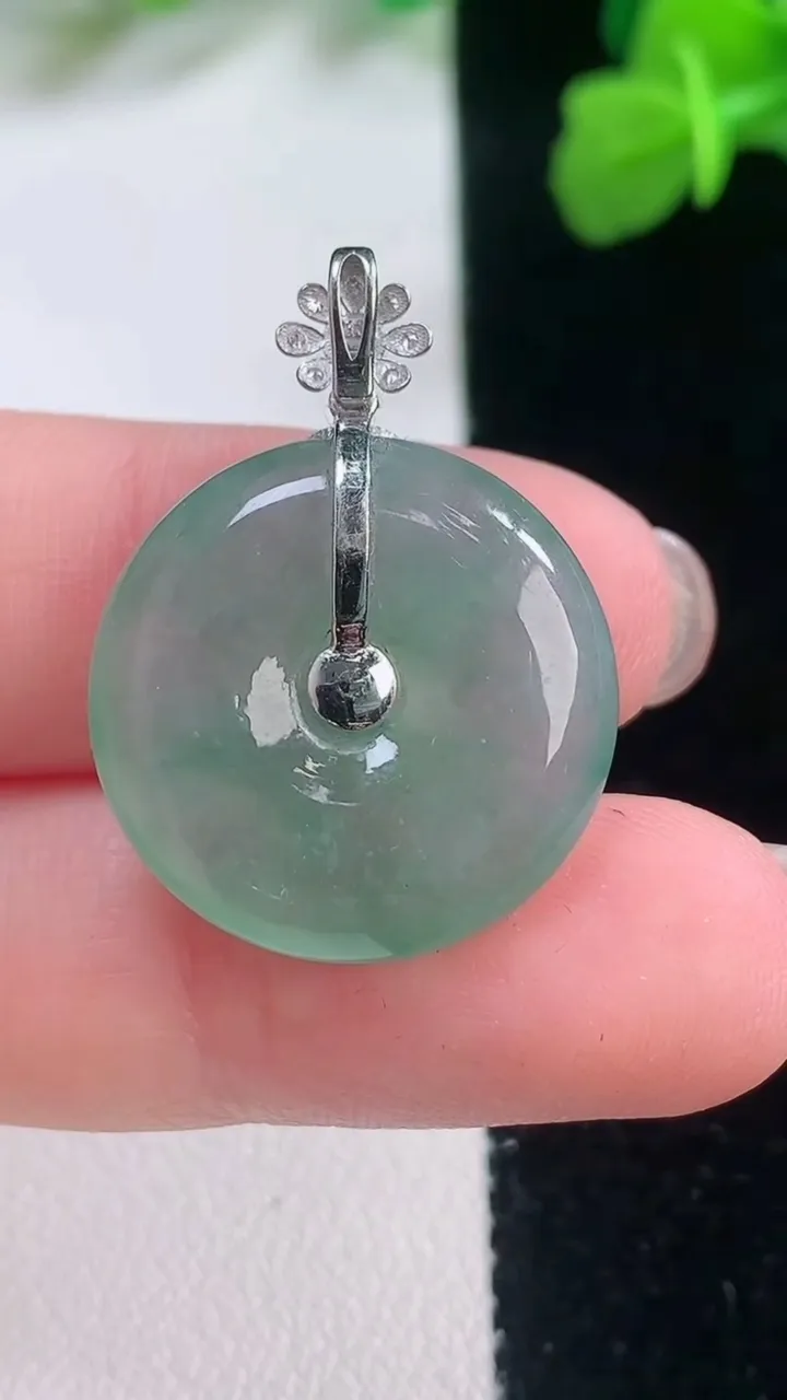 天然A货翡翠平安扣吊坠，尺寸20.7-5.4，重量:5.32g
11月28日