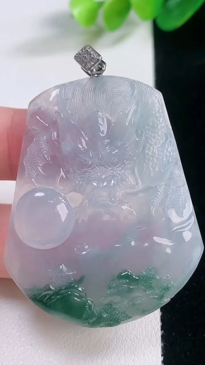 天然A货翡翠种飘花龙牌吊坠，尺寸49.8-39.7-6.2，重量:21.59g
11月28日