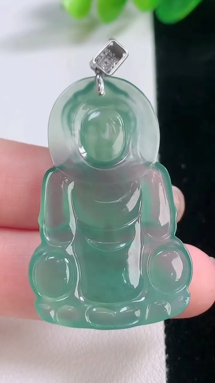 天然A货翡翠种蓝水观音菩萨吊坠，尺寸42.8-27-3.8，重量:8.42g
11月28日