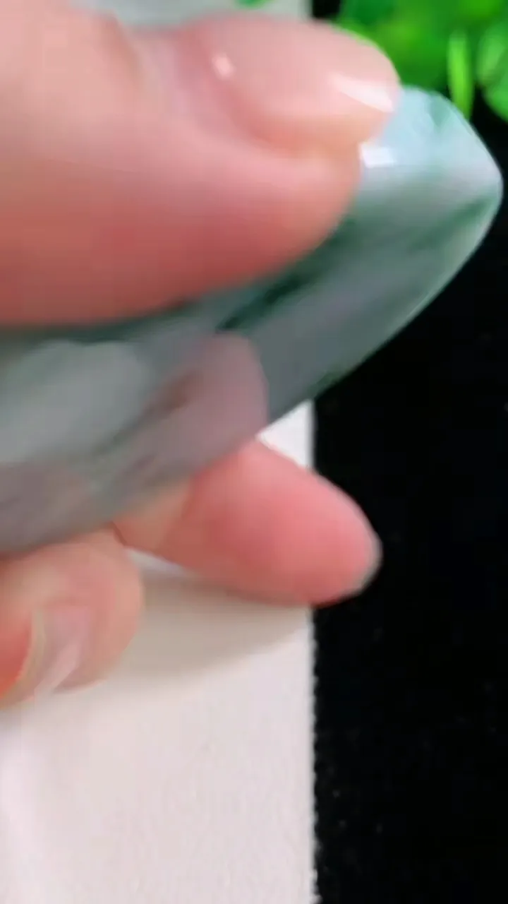 天然A货翡翠飘花无事牌镶嵌件，尺寸53.6-5.8，重量:45.36g
11月28日