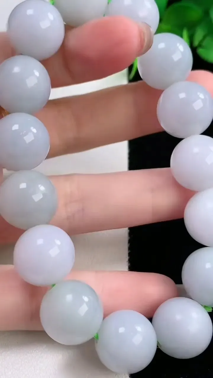 天然A货翡翠紫罗兰圆珠手串，尺寸13.7-15颗，重量:71.91g11月28日
工厂直销收藏佳品,种好水足，色泽均匀，有种有色，上手高大气！