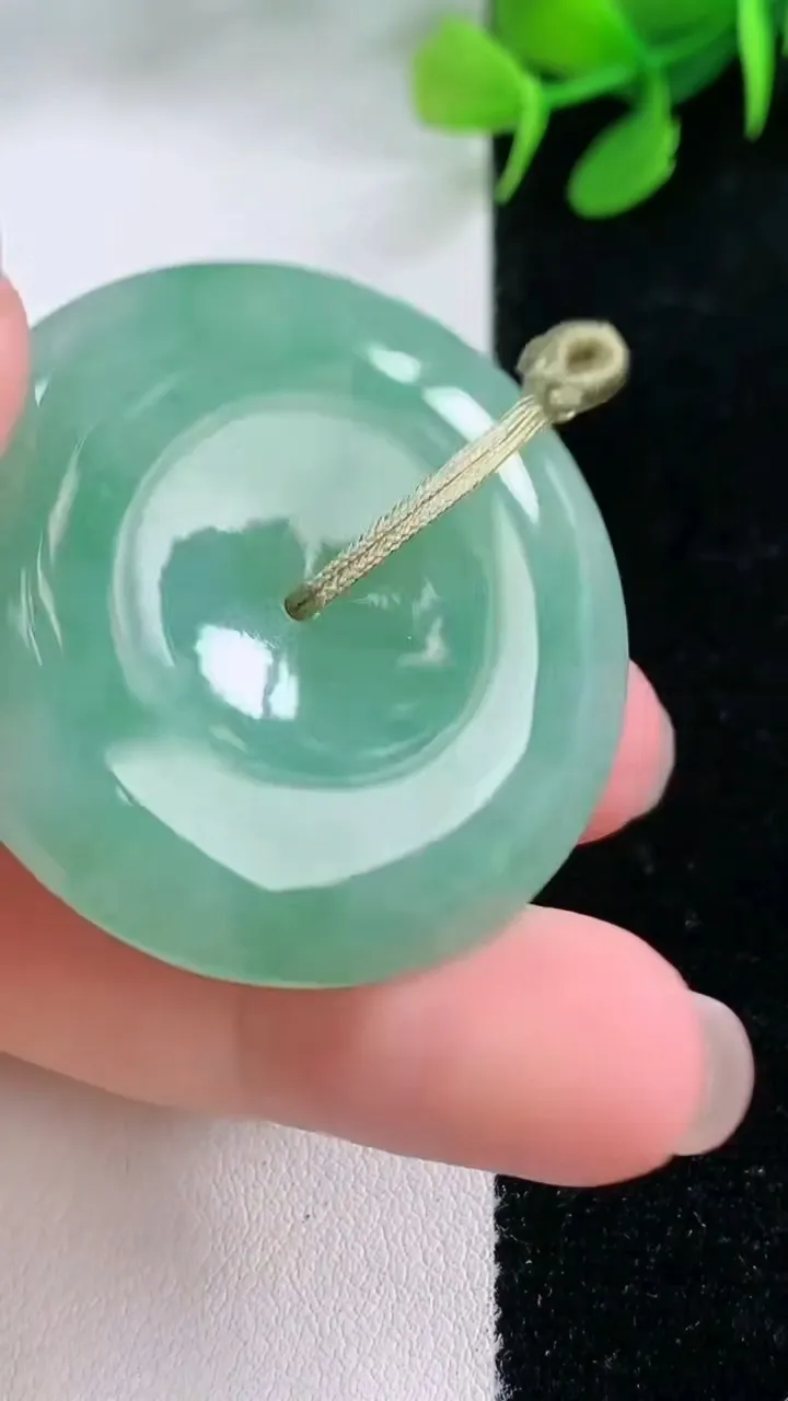 天然A货翡翠平安扣吊坠，尺寸38.3-6.3，重量:21.83g
11月28日