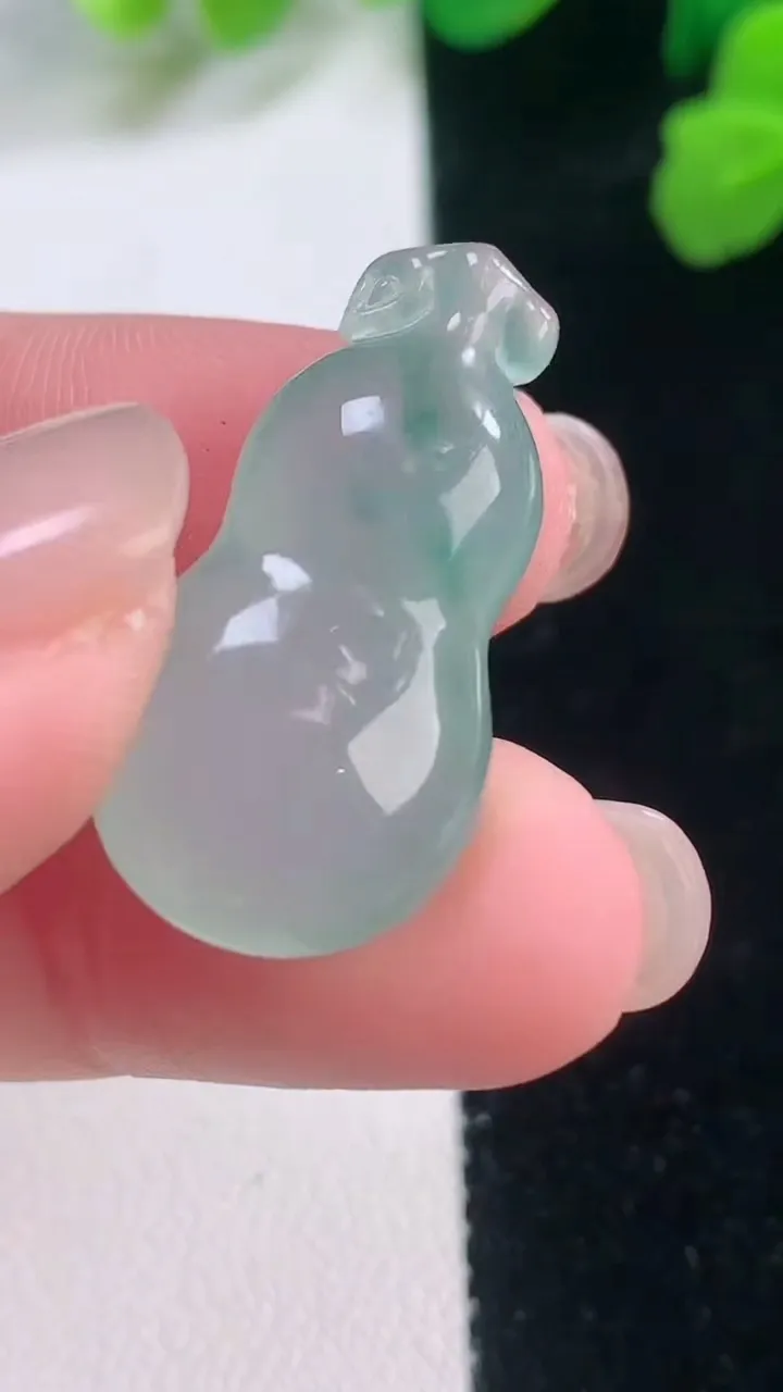 天然A货翡翠冰种飘花葫芦吊坠，尺寸28.2-14.3-8.5，重量:5.66g
11月28日