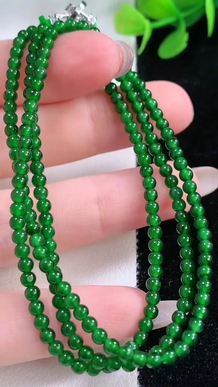 天然A货翡翠小米珠项链，尺寸2.8-188颗，重量:8.55g11月28日
工厂直销收藏佳品,种好水足，色泽均匀，有种有色，上手高大气！