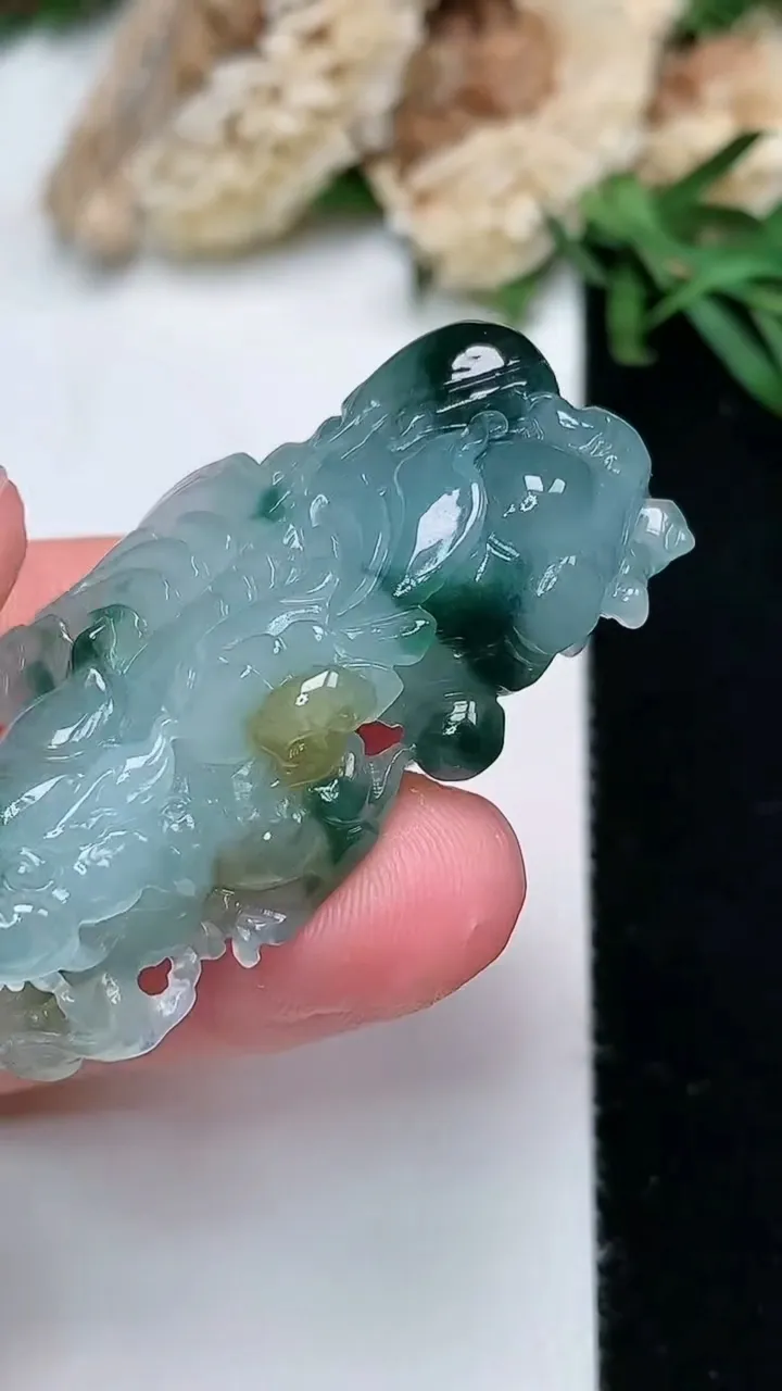 天然A货翡翠双彩貔貅吊坠，尺寸42.2-18.5-11.8，重量:20.02g
11月28日