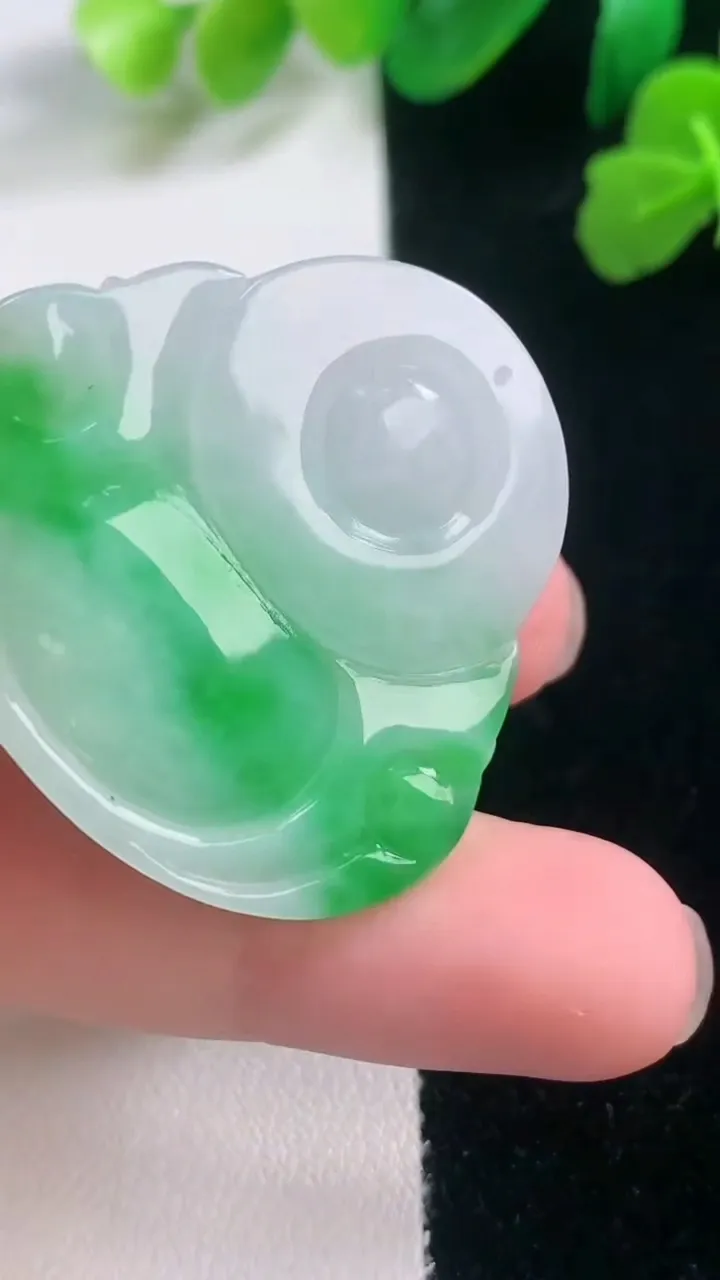 天然A货翡翠佛公吊坠，尺寸33.8-36.8-7，重量:13.82g
11月28日