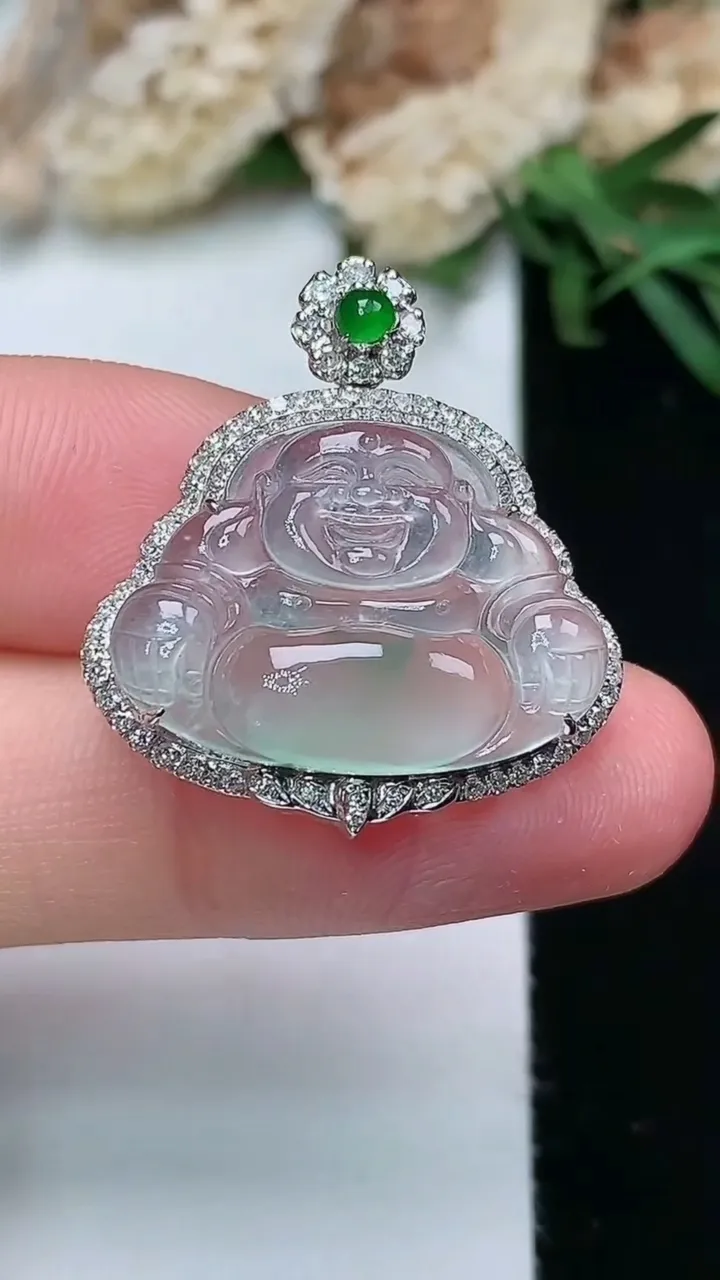 天然A货翡翠佛公吊坠，尺寸26.2-23.3-8，裸石15.2-21.2，重量:3.38g
11月28日