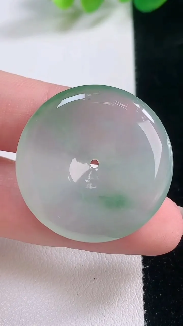 天然A货翡翠平安扣吊坠，尺寸30.8-5.9，重量:11.65g
11月28日