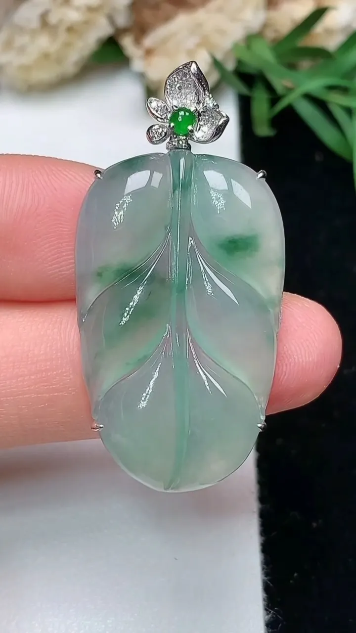 天然A货翡翠金枝玉叶 叶子吊坠，尺寸30-19-5.9，重量:5.49g
11月28日