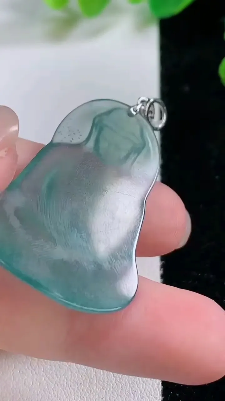 天然A货翡翠925银蓝水素衣观音吊坠，尺寸 47.6-26.5-3.5，重:6.17g
11月28日