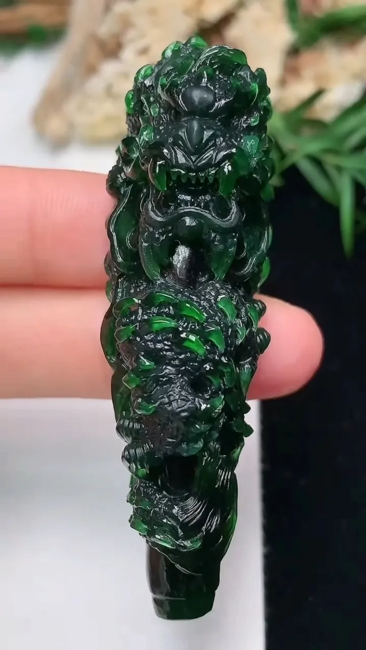 天然A货翡翠龙牌吊坠，尺寸63.9-18.9-19.6，重量:29.16g
11月28日