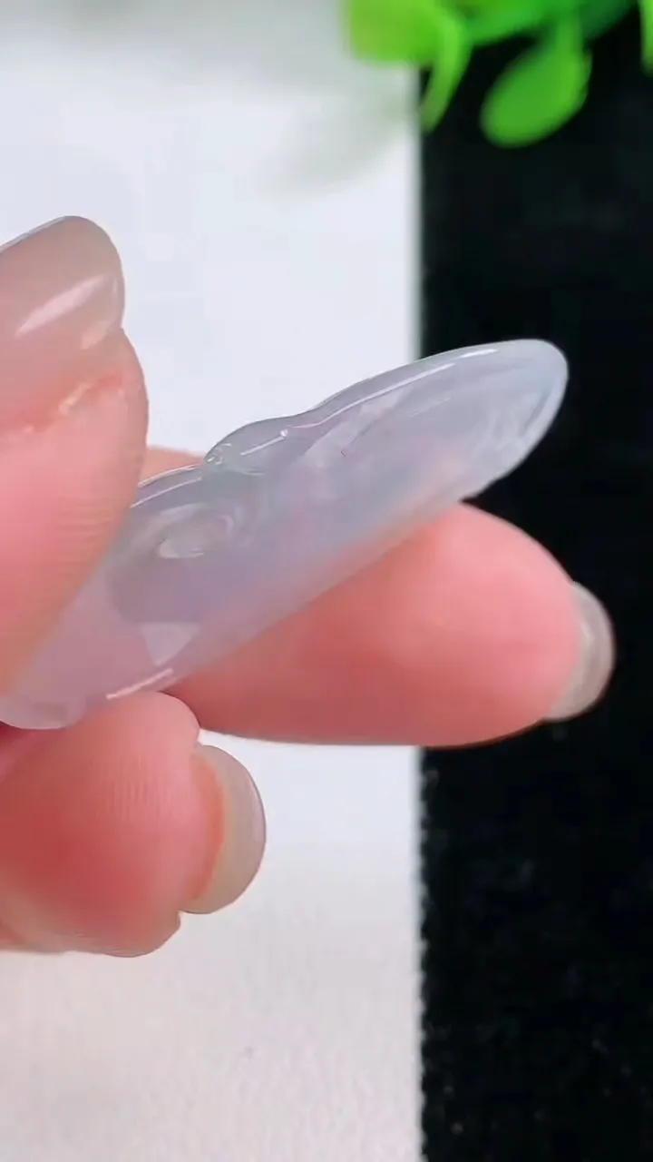 天然A货翡翠如意吊坠，尺寸33.6-19.8-2.7，重量:3.78g
11月28日