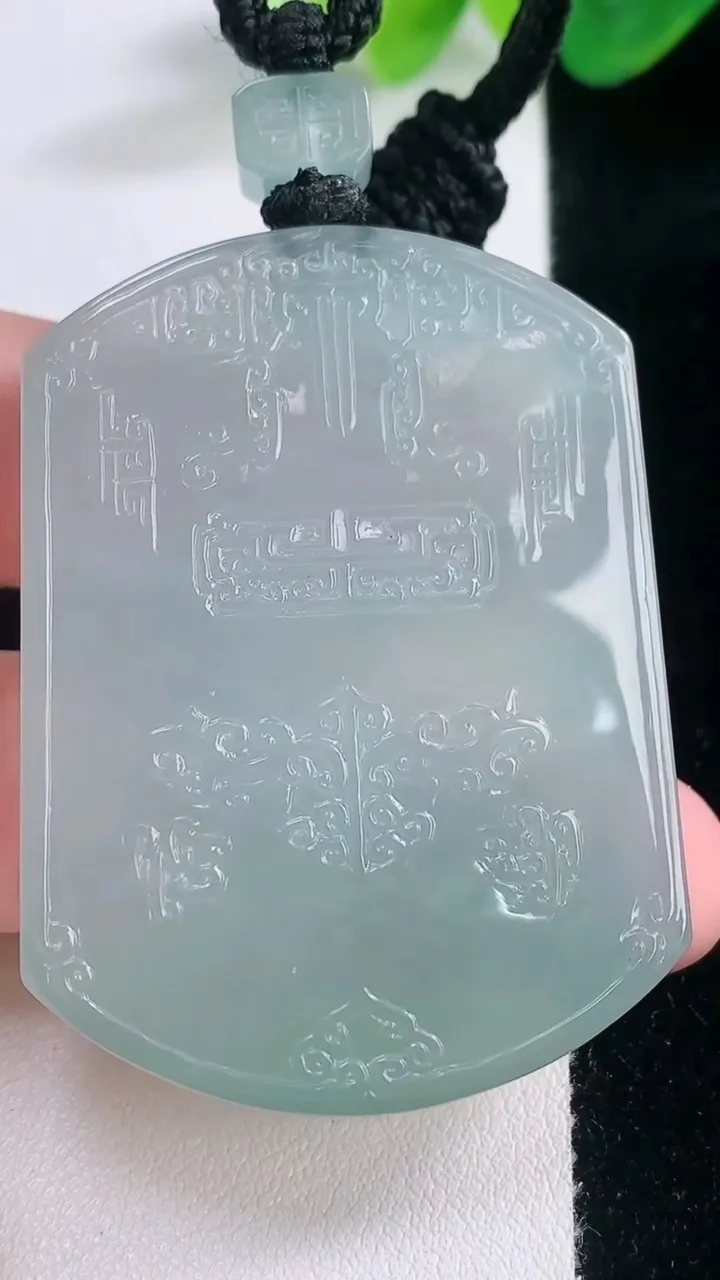 天然A货翡翠仿古无事牌吊坠，尺寸50.7-37.5-5.8，重量:36.02g
11月28日