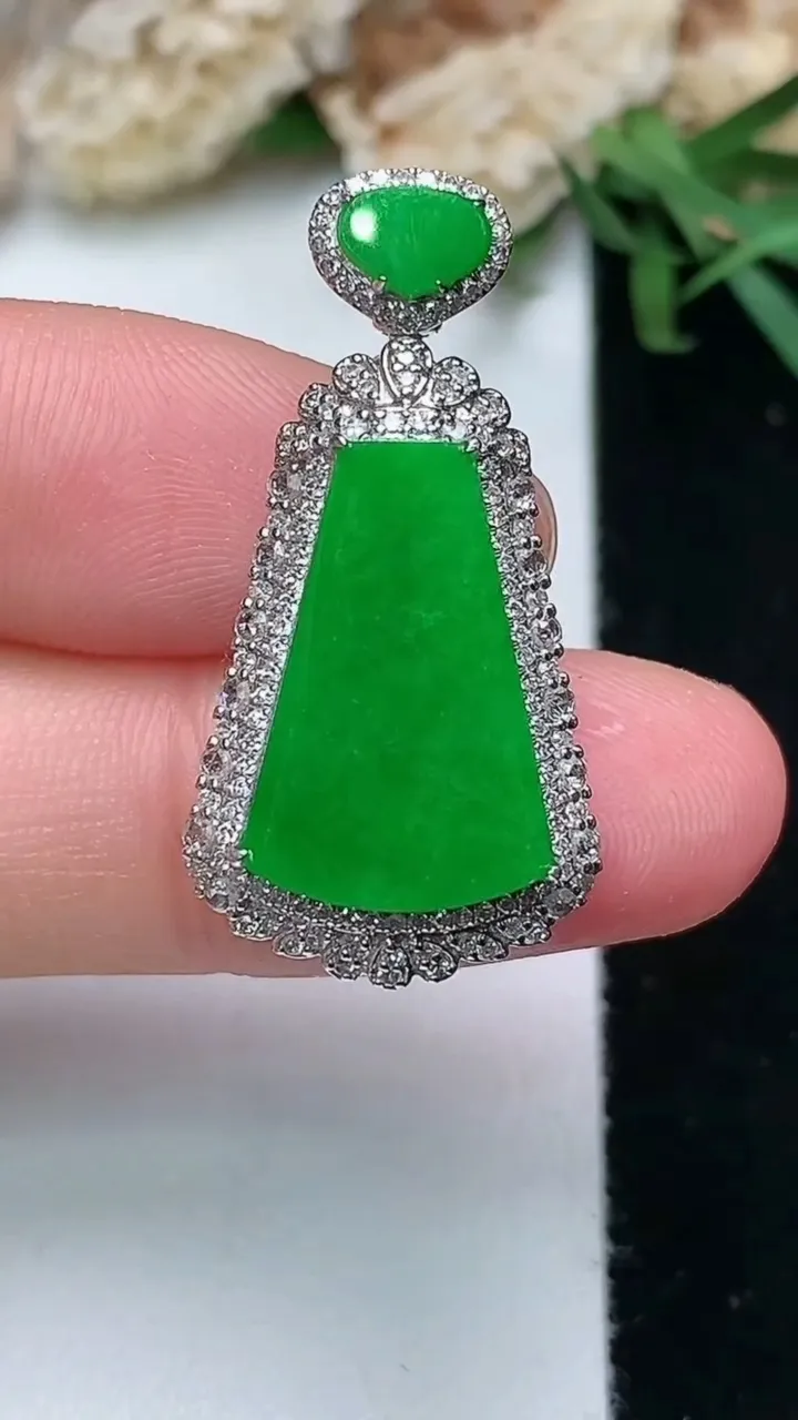 天然A货翡翠无事牌吊坠，尺寸30.5-15.5-8.6，裸石17-11.2，重量:4.20g
11月28日