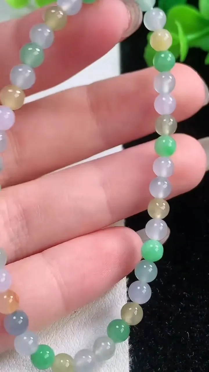 天然A货翡翠种三彩圆珠手串，尺寸4.6-41颗，重量:5.93g11月28日
工厂直销收藏佳品,种好水足，色泽均匀，有种有色，上手高大气！