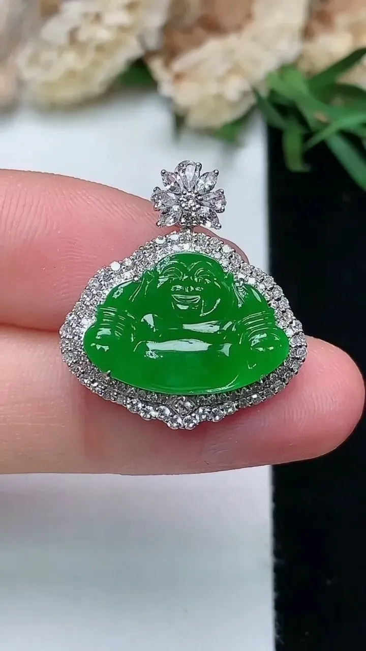 天然A货翡翠佛公吊坠，尺寸22.7-20.9-6.5，裸石11.6-16.8，重量:3.59g
11月28日