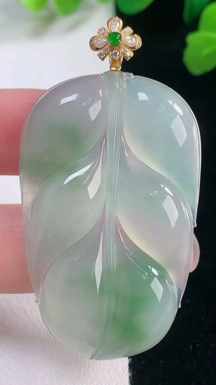 天然A货翡翠金枝玉叶 叶子吊坠，尺寸47.3-30.3-5.2，重量:14.51g
11月28日