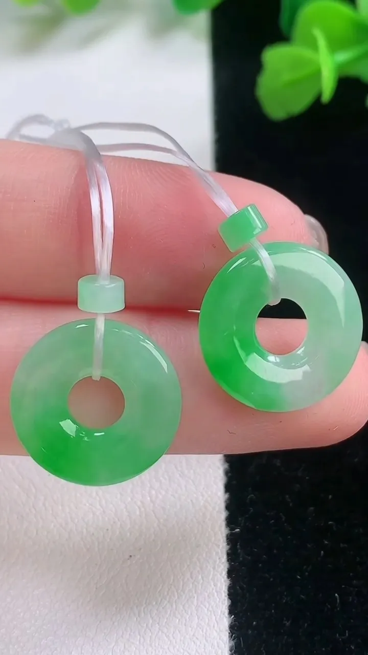 天然A货翡翠平安环吊坠一对，尺寸16-2.6，重量:3.92g
11月28日