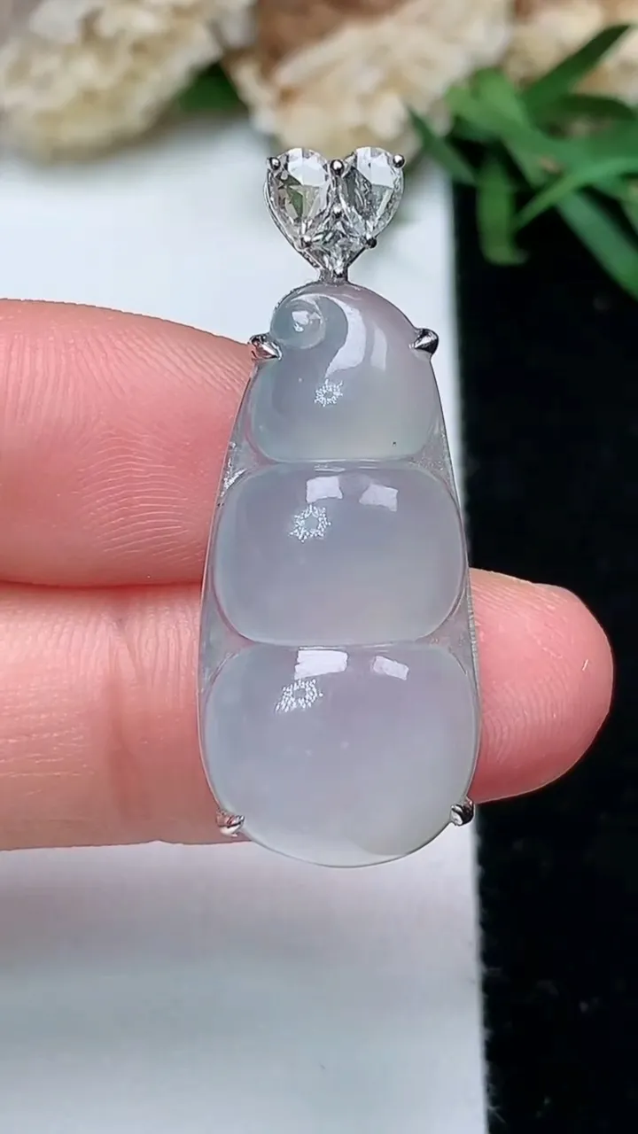 天然A货翡翠白冰福豆吊坠，尺寸26.8-13.2-7，重量:3.82g
11月28日