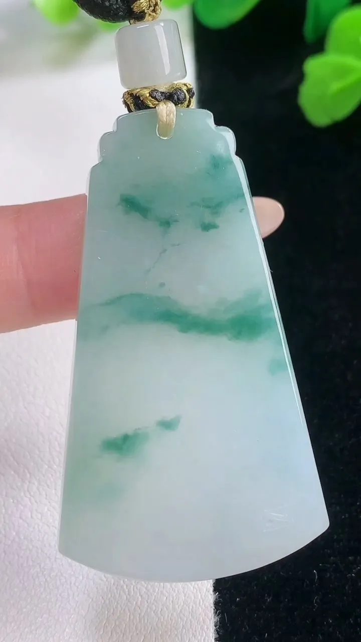 天然A货翡翠冰种飘花仿古无事牌吊坠，尺寸48-27.6-5.8，重量:25.43g
11月28日