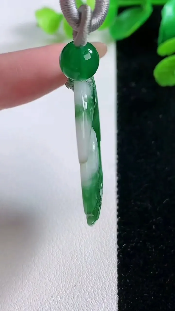 天然A货翡翠时来运转吊坠，尺寸 39.8-4.3，重:10.67g
11月28日