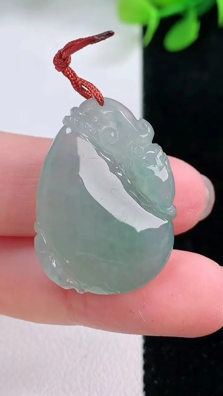 天然A货翡翠福袋吊坠，尺寸28.4-19.7-7.6，重量:7.69g
11月28日