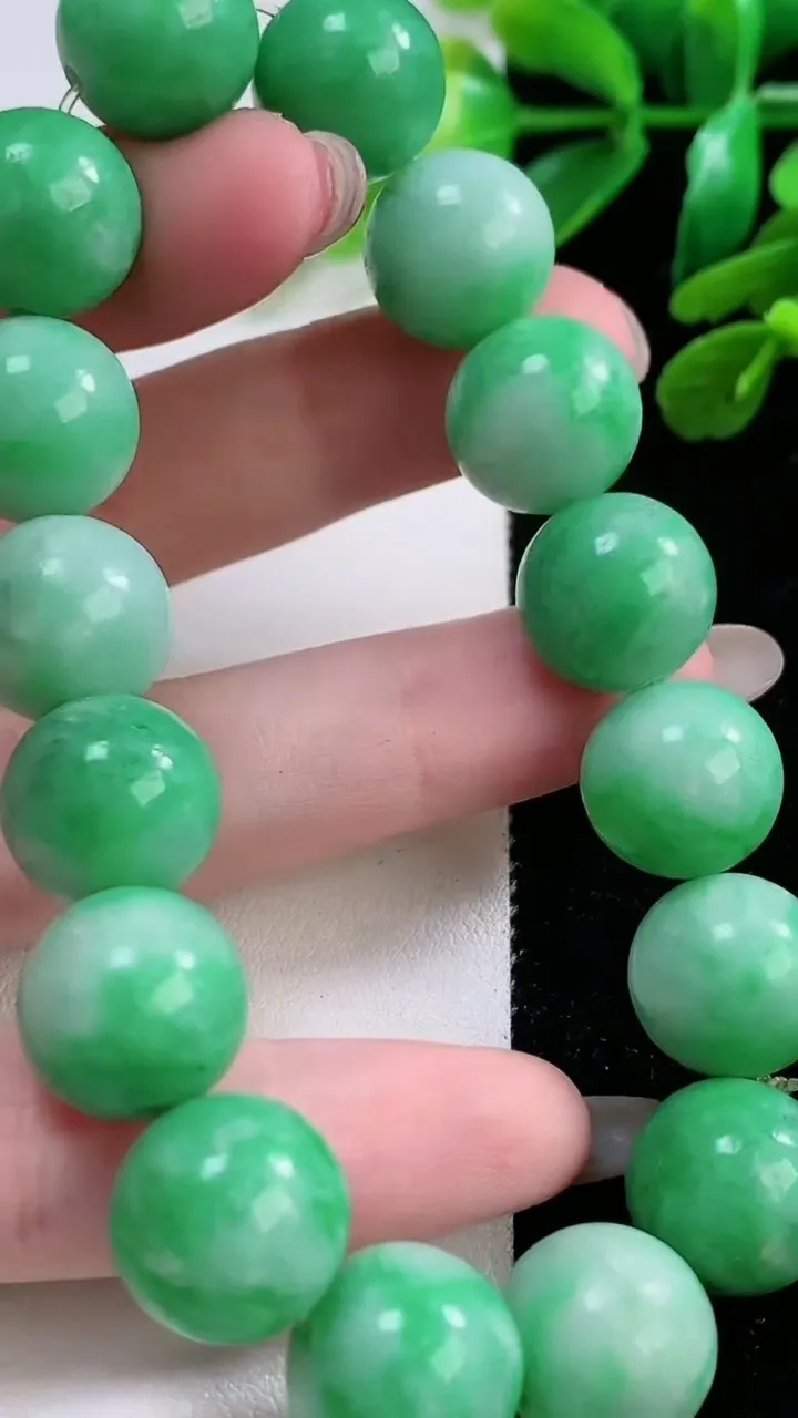 天然A货翡翠圆珠手串，尺寸 13.5-16 颗，重:67.47g11月28日
工厂直销收藏佳品,种好