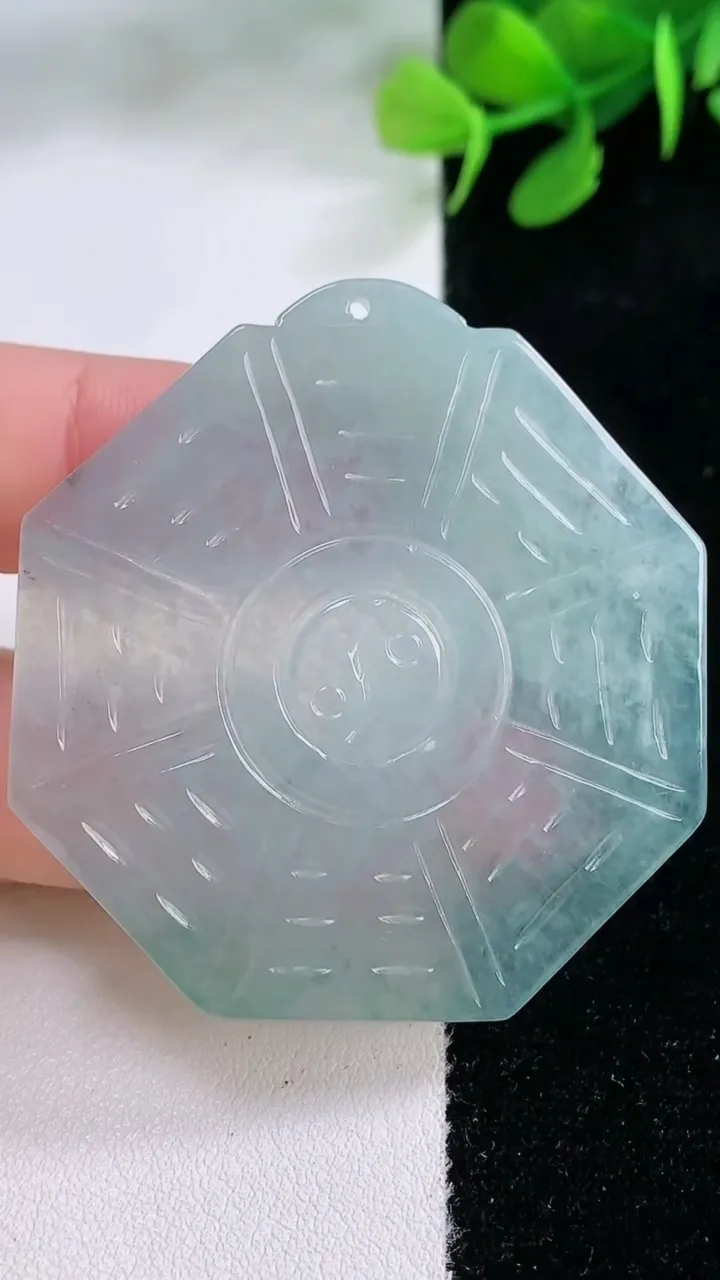 天然A货翡翠飘花八卦牌吊坠，尺寸48.3-45-2.6，重量:14.07g
11月28日