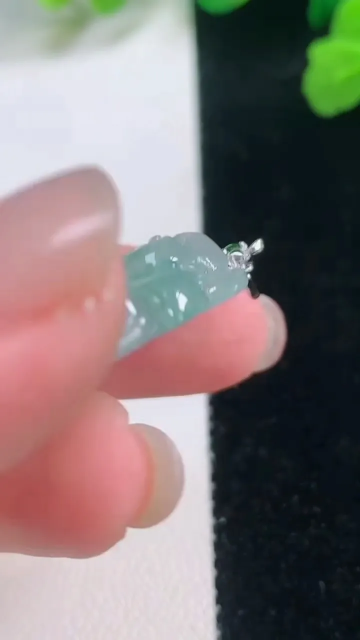 天然A货翡翠佛公吊坠，尺寸28-31-7.8，重量:10.00g
11月28日