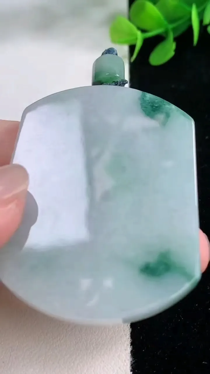 天然A货翡翠飘花无事牌吊坠，尺寸52.8-40.7-5.8，重量:38.09g
11月28日