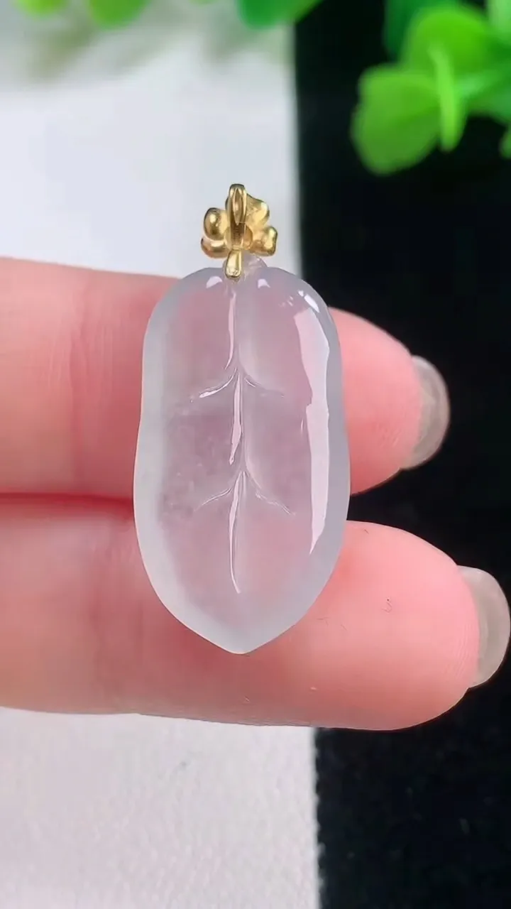 天然A货翡翠种白冰金枝玉叶 叶子吊坠，尺寸23.3-13-4.3，重量:2.99g
11月28日