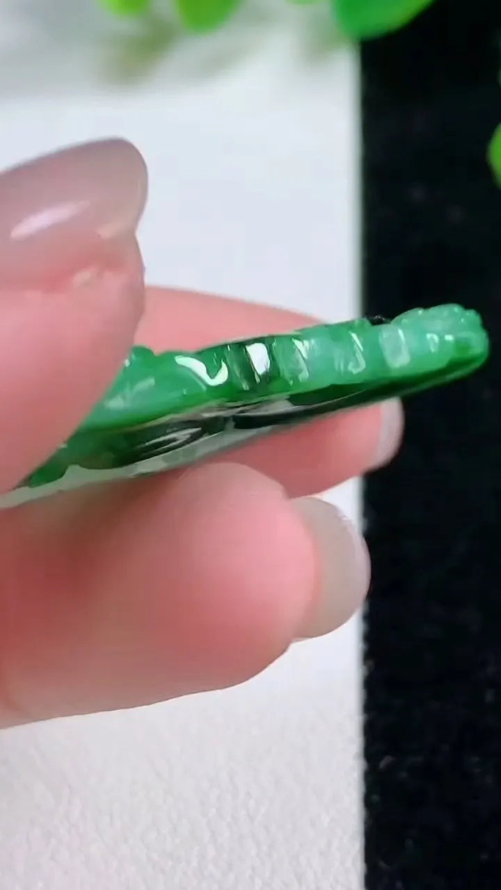 天然A货翡翠年年有余吊坠，尺寸 38-22-4.4，重:6.72g
11月28日