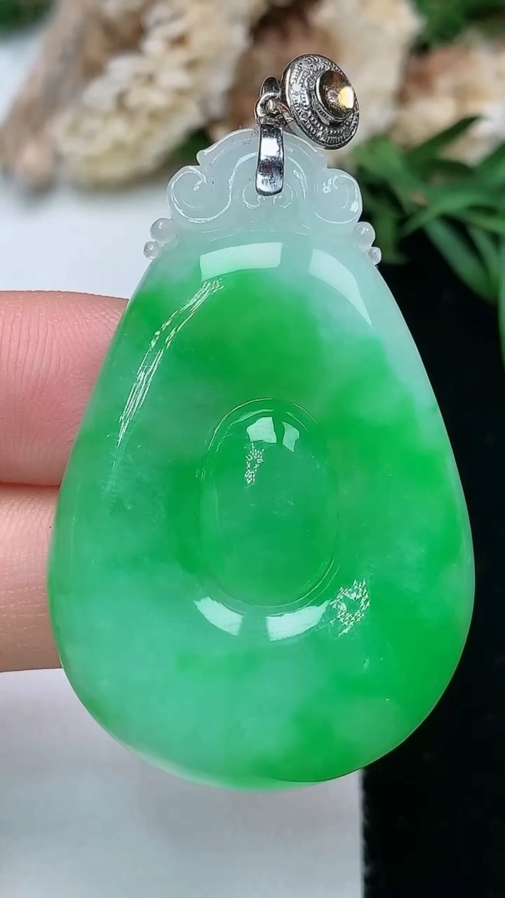 天然A货翡翠福贝吊坠，尺寸43.8-28.7-5.4，重量:12.13g
11月28日