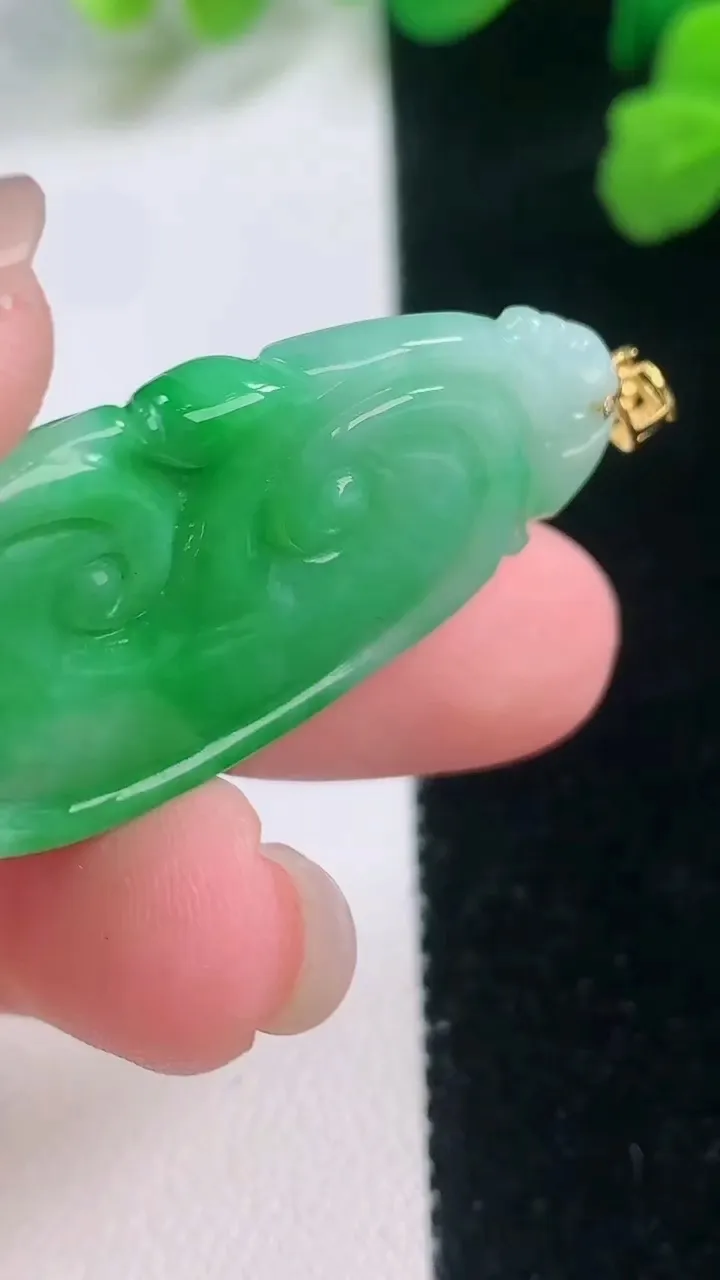 天然A货翡翠如意吊坠，尺寸38.8-20.3-5.4，重量:9.25g
11月28日