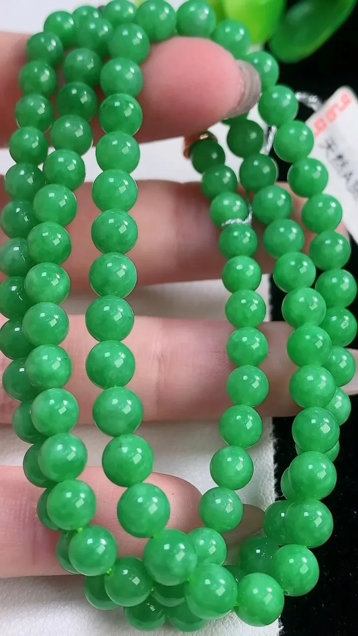 天然A货翡翠圆珠项链，尺寸5.2-97颗，重量:32.29g11月28日
工厂直销收藏佳品,种好水足，色泽均匀，有种有色，上手高大气！