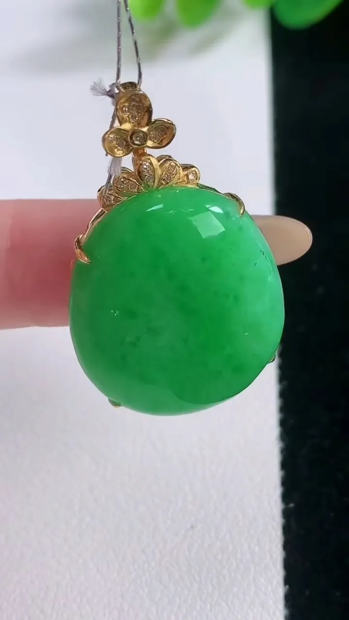 天然A货翡翠蛋面吊坠，尺寸33.5-23.6-21-8.5，重量:8.44g
11月28日