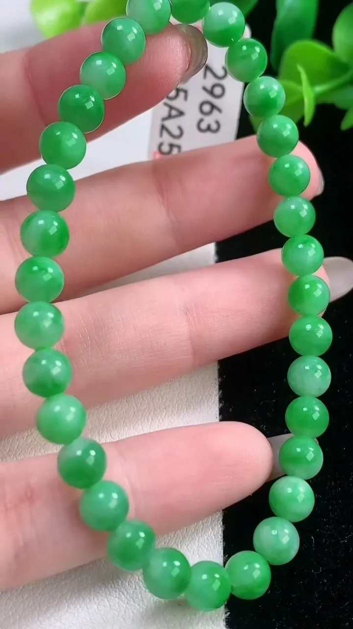 天然A货翡翠圆珠手串，尺寸5.8-32颗，重量:11.13g11月28日
工厂直销收藏佳品,种好水足，色泽均匀，有种有色，上手高大气！