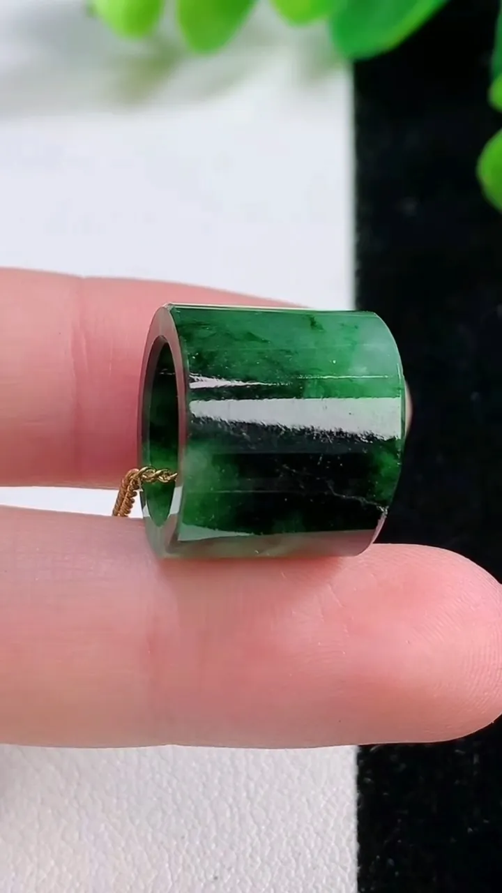 天然A货翡翠路路通吊坠，尺寸 13.8-16.5，重:4.74g
11月28日