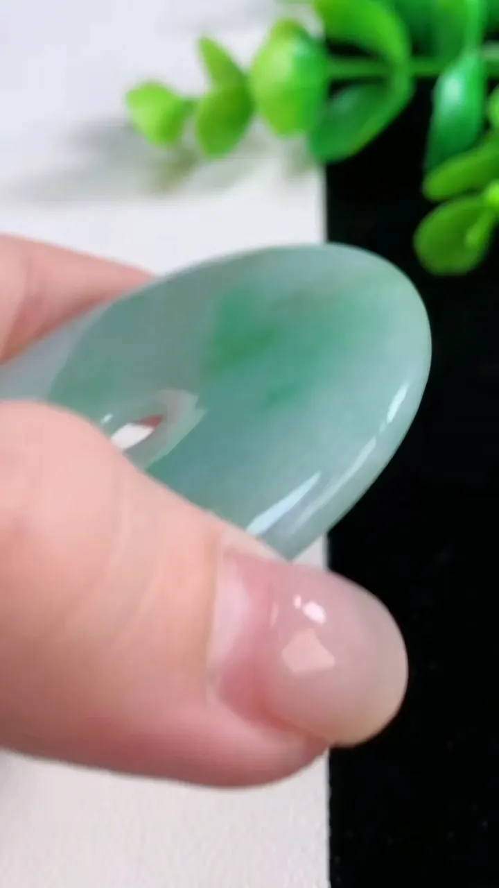 天然A货翡翠平安扣吊坠，尺寸 56.2-6.1，重:44.03g
11月28日